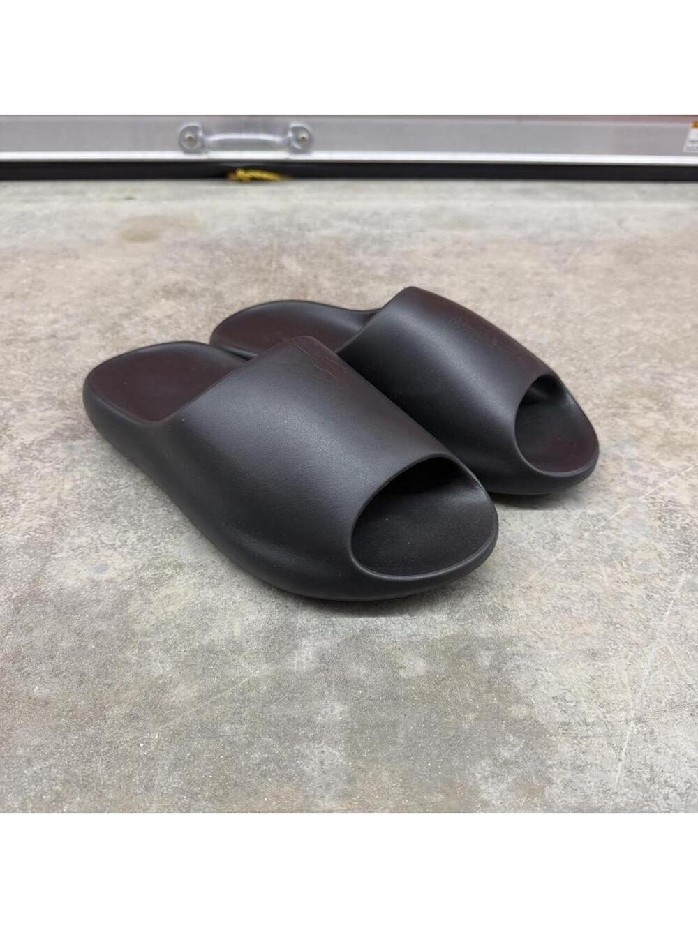 yeezy ys-02 black bulb slides size 11 MENS
